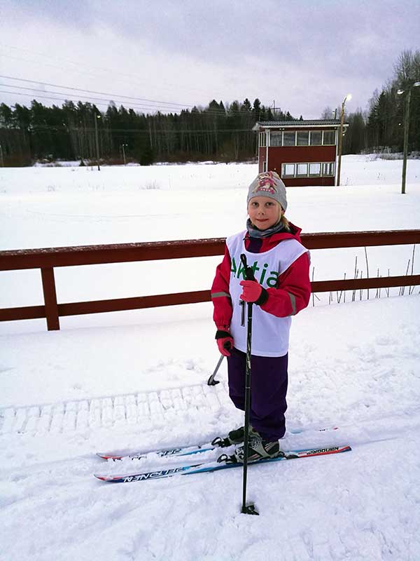 Loviisan Torin hiihtokoulun nuori hiihtäjä harjoittelee.