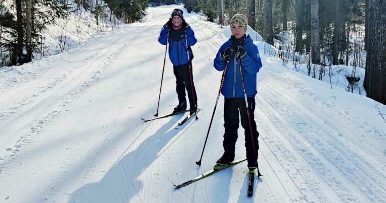 Osallistujia Loviisan Torsin hiihtokoulussa.