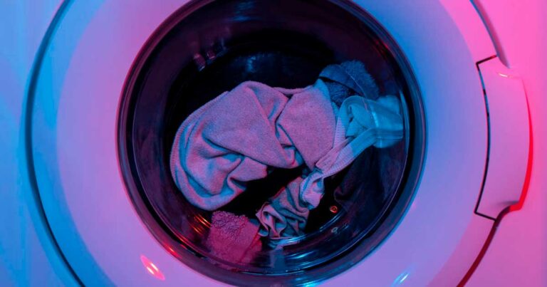 Vaatteita pesukoneessa.