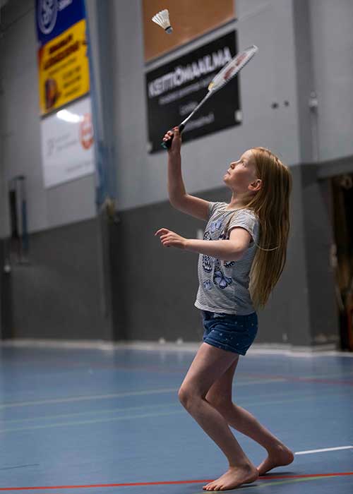 Juniorernas badmintontur. Flicka tränar badminton.